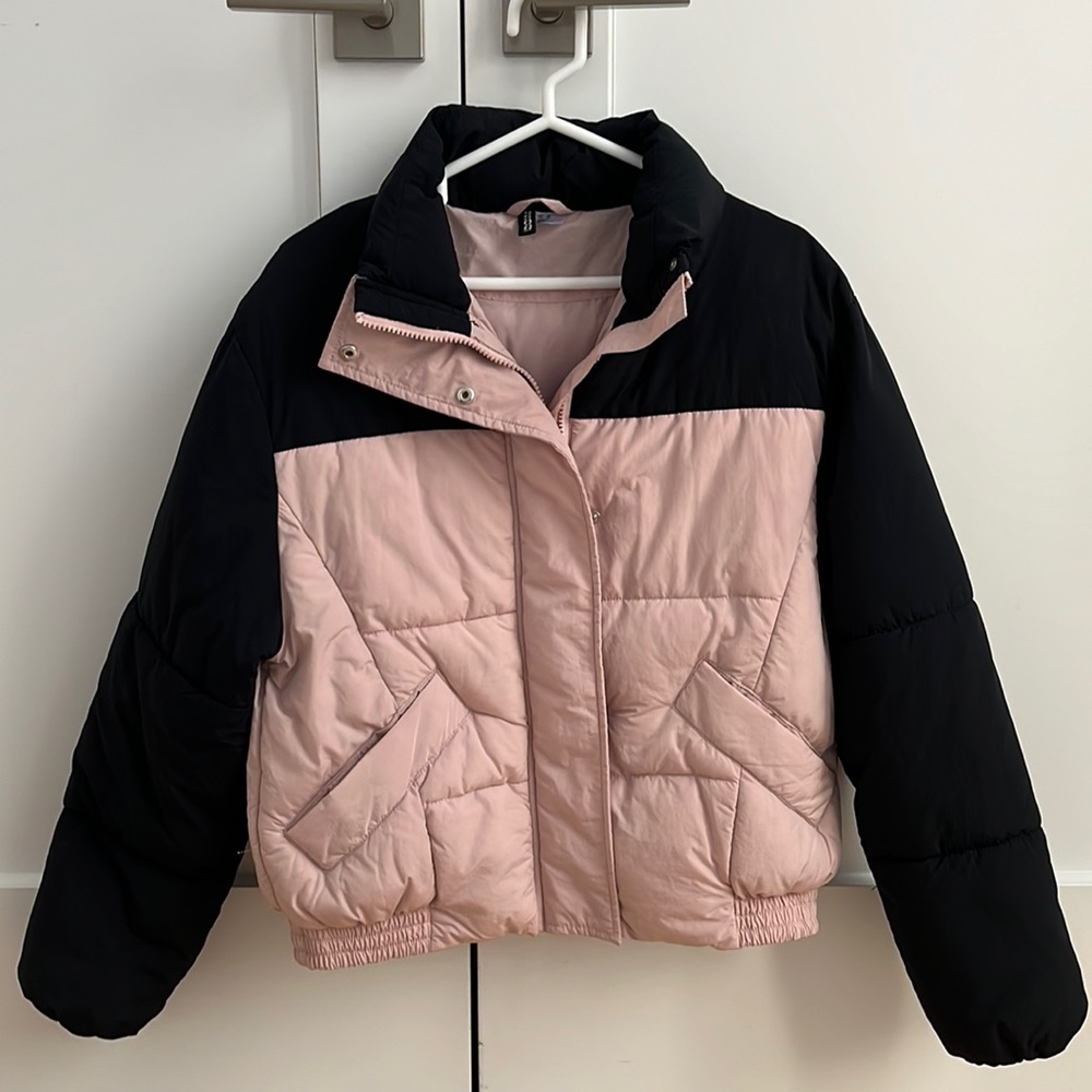 H&M cropped baby pink and navy blue puffer in good shape